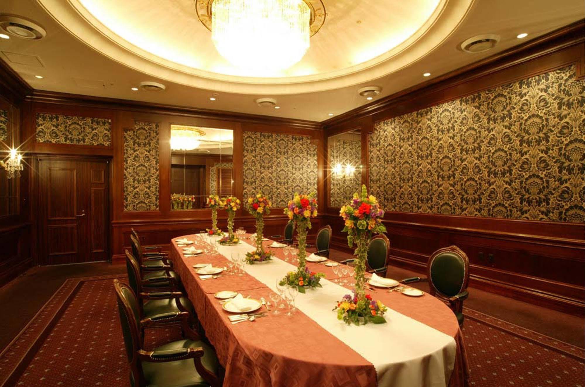 The Global View Nagasaki Hotel Exterior photo A private dining room at a restaurant